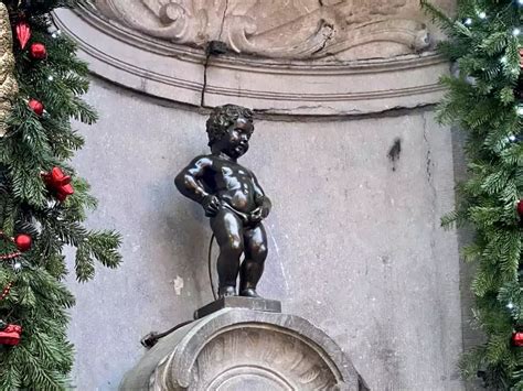 niños haciendo pipi en un arbol|Manneken Pis de Bruselas 